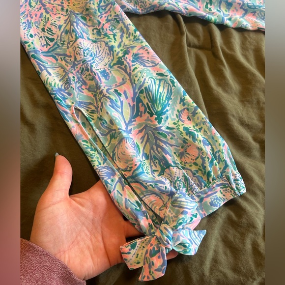 Beautiful Lilly Pulitzer shell top with bow sleeves - Picture 2 of 5